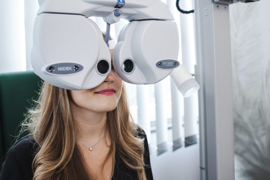 Un pacient de la BeyondEye se uită printr-un dispozitiv în timpul unei evaluări oftalmologice