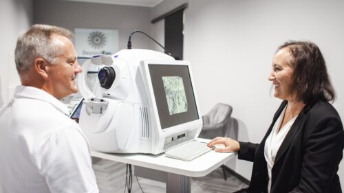 Eine OCT Behandlung bei BeyondEye. Der Patient sitzt vor dem Gerät und unterhält sich mit der Ärztin