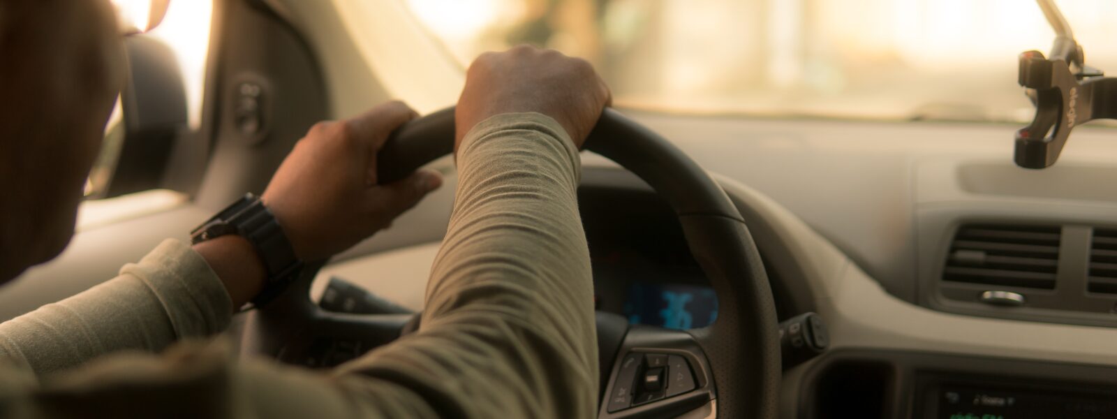 Ein Mann sitzt am Steuer und leistet einen Fahrdienst