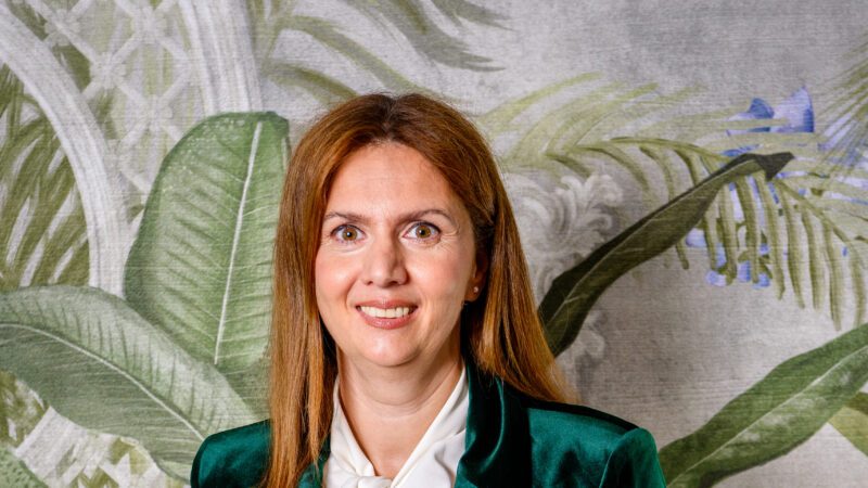 Ein Portrait von Doctor Medic Roxana Fulga, Augenärztin und Inhaberin von BeyondEye