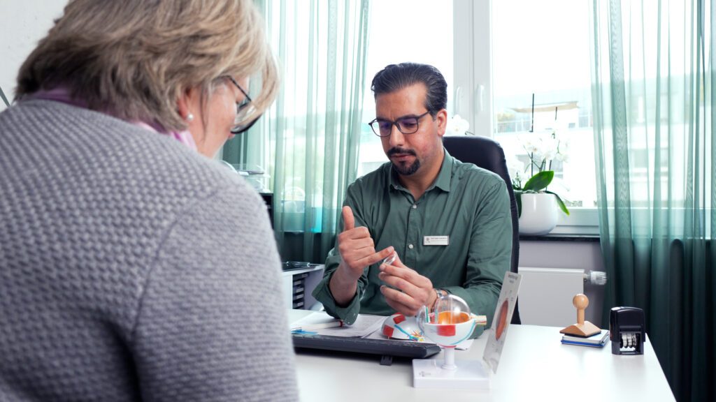 Eine Patientin wird zum Thema grauer Star beraten