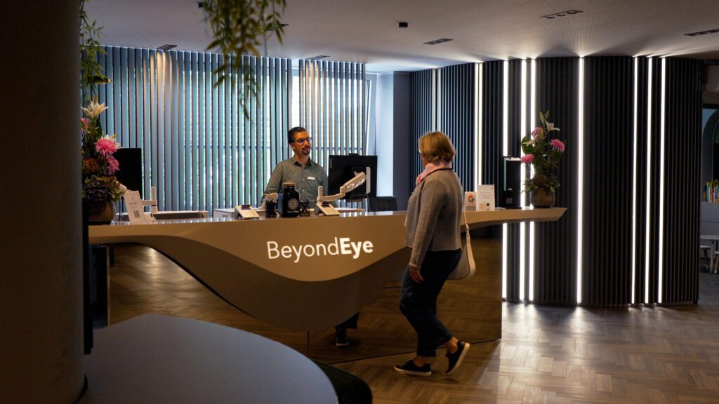 Eine Patientin kommt an den Empfang bei BeyondEye